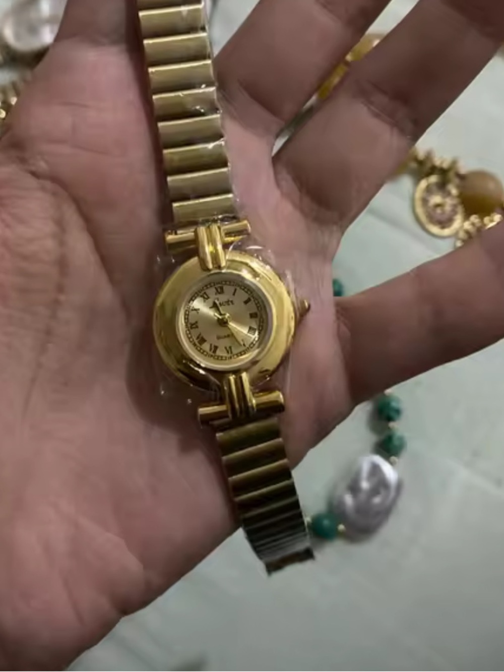 Classic Vintage Gold Women’s Watch with Roman Numeral Dial - Picture 5 of 12